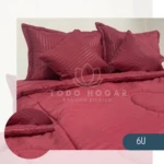 Juego de cama doble rojo borgoña, plumón con textura rayada, cojines, ambiente premium
