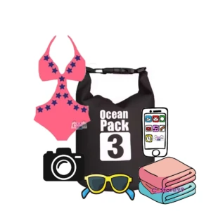 Bolso impermeable Ocean Pack 3 negro con traje de baño rosa, cámara, gafas de sol, celular y toallas.