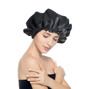 Gorro de satín negro anti frizz para cabello, ajustable, con mujer modelo.