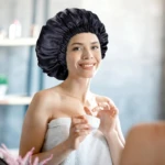 Gorro de satín negro anti frizz para mujer, ajustable, ideal para cuidado del cabello.