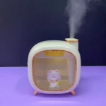 Humidificador blanco con figura de osito, luz tenue y vapor.