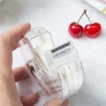 Cinta doble faz transparente para ropa en dispensador.