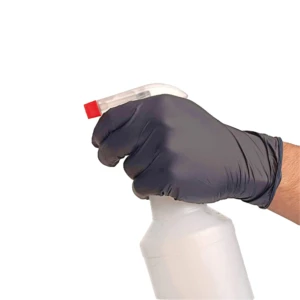 Mano con guante de nitrilo negro talla L sujetando atomizador blanco.