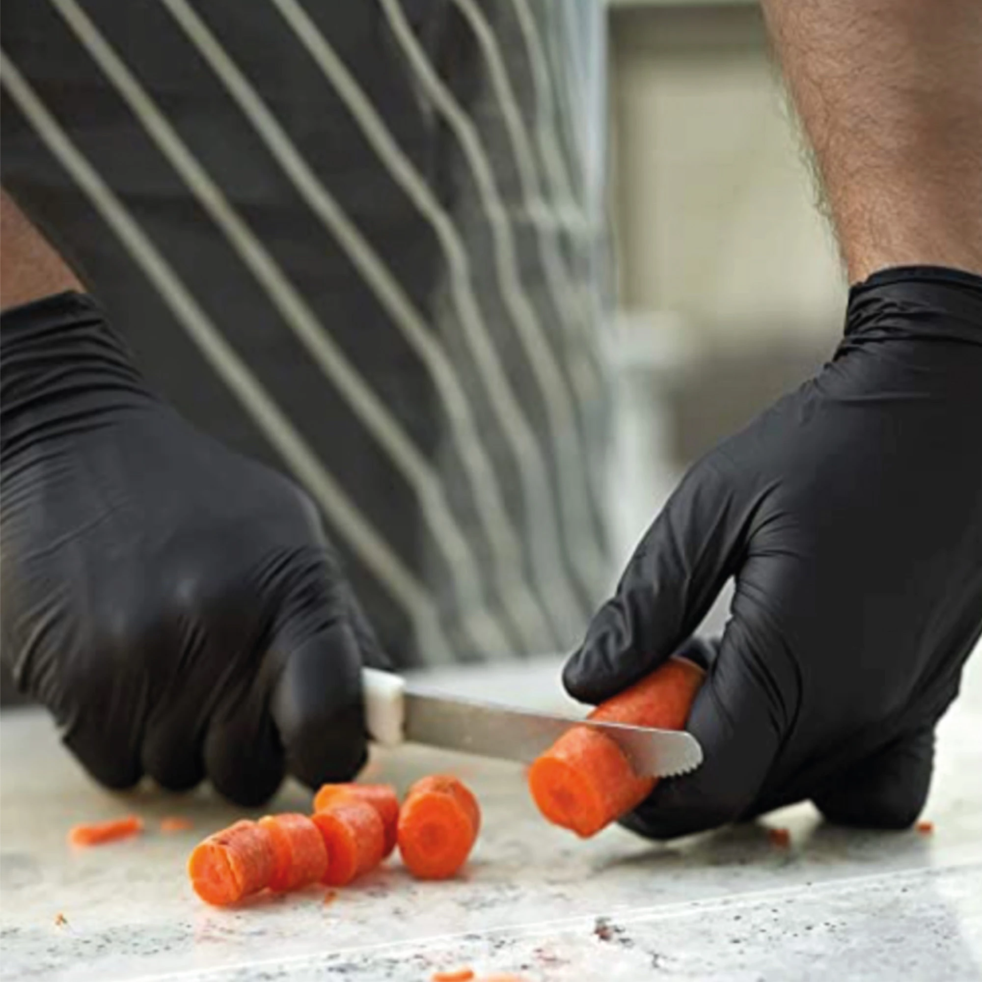 Guantes de nitrilo negros Talla L para cortar zanahorias.