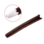 Tapones aislantes de puerta marrones con tubos blancos visibles, para reducir corrientes de aire.