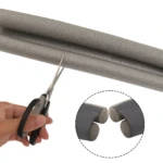Tapon aislante gris de espuma para puerta, se muestra corte con tijeras y detalle de dos piezas.