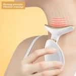Máquina lifting facial blanca y dorada vibrando en cuello, muestra principio de masaje, fondo amarillo.