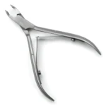 Cortacutícula de acero inoxidable para manicure con resorte, vista superior, aislado sobre blanco.