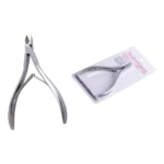 Cortacutícula plateado de acero inoxidable para manicure, presentado con y sin empaque.