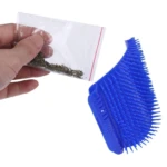 Cepillo rascador azul para gatos con hierba gatera, ideal para esquinas.