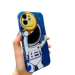 Funda de teléfono azul para iPhone con diseño de astronauta y detalle de sujetador.