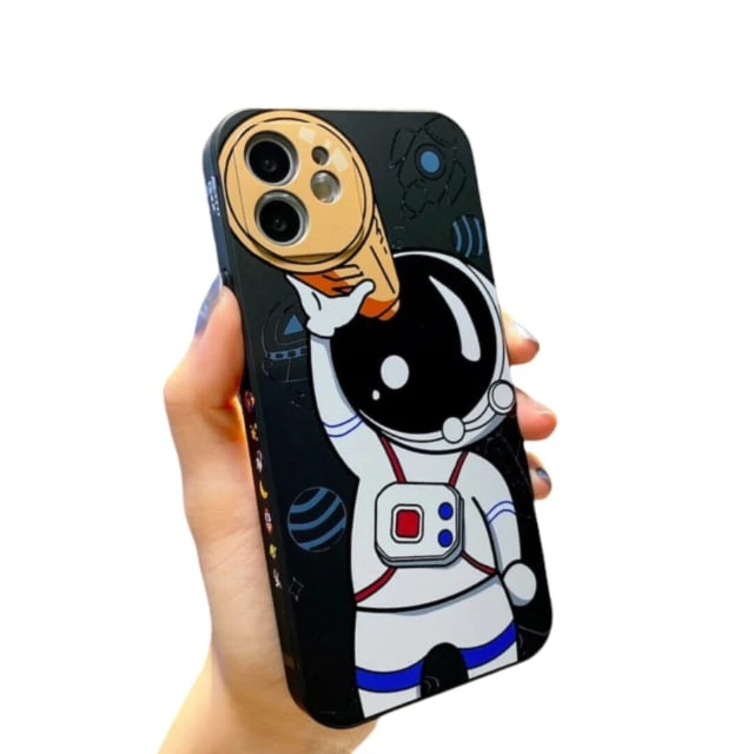 Funda de teléfono negra con diseño de astronauta 3D sosteniendo un sujetador dorado.