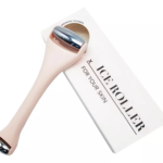 Rodillo facial Ice Roller con mango rosado y dos puntas metálicas de acero inoxidable para aliviar la piel.