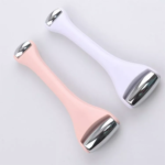 Dos rodillos faciales Ice Roller metálicos, uno rosa y otro blanco, con doble punta para masajes y cuidado de la piel.