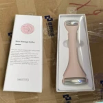 Rodillo Ice Roller metálico doble punta color rosa, con caja blanca y herramienta en empaque.