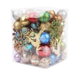 Caja cúbica transparente con surtido de bolas navideñas colgantes plásticas decorativas en colores rojo, azul, dorado, plateado y verde, adornadas con renos dorados y copos de nieve.