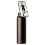 Termo negro de acero con soporte celular MagSafe para visualizar videos mientras te ejercitas.