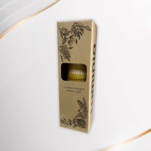 Caja de cartón Kraft con diseño botánico, que contiene crema despigmentante facial Lumini con Niacinamida.