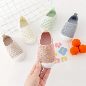 Zapatos de goma para bebé, diseño transpirable, color rosa, con plantillas de soporte, ideal para primeros pasos.