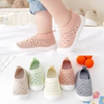 Zapatos para bebé de tela rosada con suela blanca, ideales para primeros pasos. Variedad de colores disponibles.