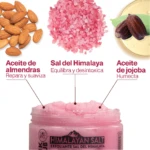 Exfoliante corporal con sal del Himalaya, aceite de almendras y jojoba en tarro abierto, con ingredientes separados arriba.