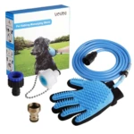 Guante masajeador azul para baño de mascotas, manguera, conectores y caja.