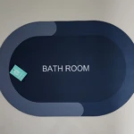 Tapete antideslizante ovalado azul oscuro para baño, con diseño moderno y etiqueta.