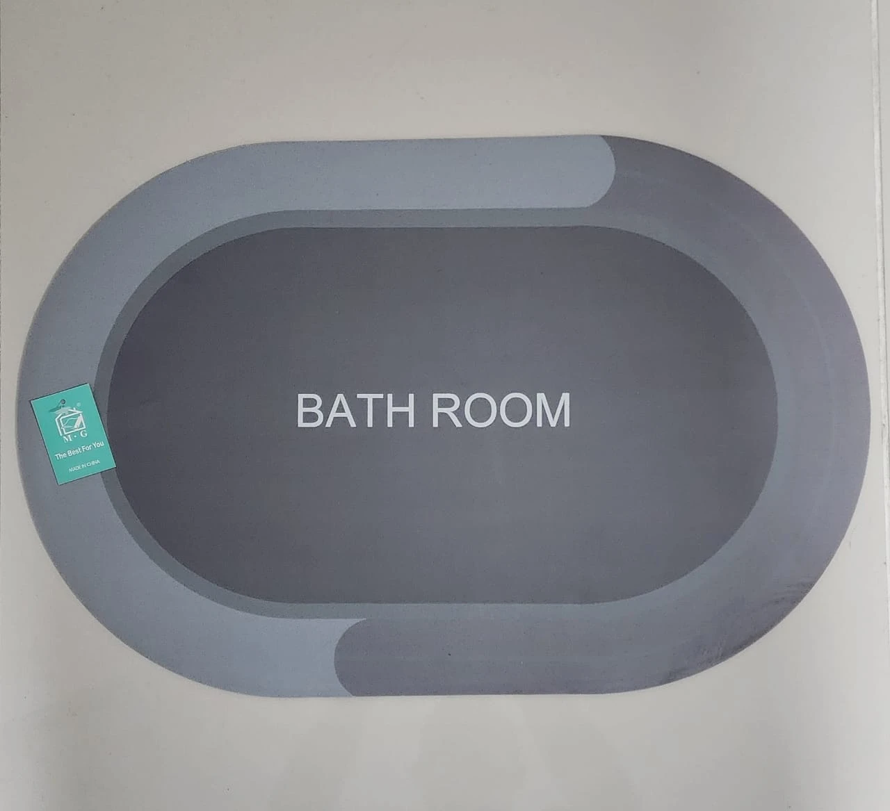 Tapete antideslizante gris para baño, diseño moderno, con texto "BATH ROOM".