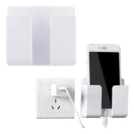 Soporte blanco para cargar celular en pared, con conector y toma corriente universal.