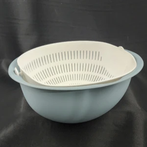 Set x2 colador escurridor plástico azul y blanco con perforaciones.