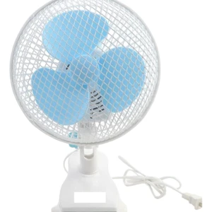 Ventilador de escritorio blanco con pinza, rejilla metálica y aspas azules, ideal para refrescar tu espacio de trabajo.