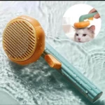 Cepillo para mascotas naranja y verde, para desenredar y masajear, con detalle de uso en gato.