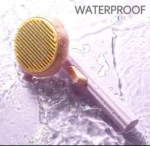 Cepillo para mascotas rosado y amarillo, impermeable, con cerdas doradas finas, sumergido en agua con burbujas.