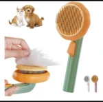 Cepillo quita pelo para mascota, naranja y verde, con botón de limpieza y dos tamaños pequeños.