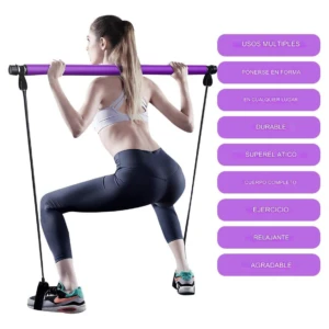 Mujer realizando sentadilla con barra de pilates morada y bandas de resistencia, ideal para ejercicio y múltiples usos.
