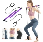 Barra de pilates y yoga morada con bandas de resistencia para ejercicios en casa.