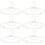 Seis ganchos beige flexibles para ropa de bebé con forma de coche, decorados con un moño, ideales para organizar.