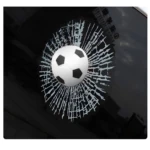 Calcomanía 3D de pelota de fútbol impactando cristal en coche, diseño realista.