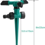 Aspersor de riego verde con 3 boquillas, 13 cm de ancho, 23 cm de alto, ideal para jardines.