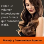 Mujer con cabello castaño largo, brillante y con ondas definidas. Texto promocional sobre volumen, firmeza y manejo para Polímero Capilar Amarysa.