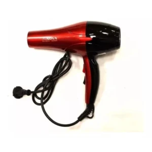 Secador de cabello Nova rojo y negro, con cable enrollado y enchufe.