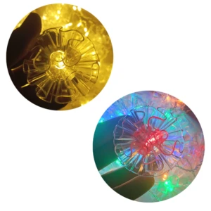 Cortina navideña de luces LED con flores transparentes, una con luz amarilla y otra con luz multicolor.