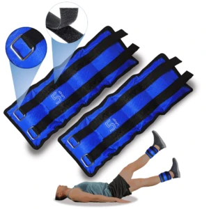 Tobilleras de peso 5 kg en azul, con correas negras y hebillas metálicas, utilizadas por un hombre acostado.