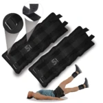 Par de pesas tobilleras negras de 5kg, con correas ajustables y hebilla metálica, usadas por hombre en ejercicio.