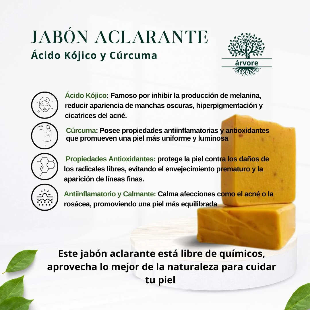 Jabón aclarante de cúrcuma y ácido kójico, presentación en dos barras amarillas apiladas con textura artesanal, sobre soporte de madera y hojas verdes.