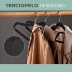 Perchas de terciopelo negro antideslizantes para ropa, con detalle ampliado de textura.