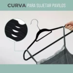 Percha de terciopelo negro para sujetar tirantes de vestido, con zoom a detalles.