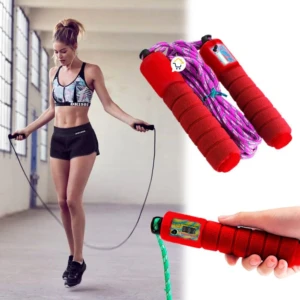 Lazo rojo con mango acolchado y contador digital, usado por mujer atlética en ejercicio.