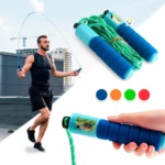 Lazo contador de saltos azul y verde, con mango texturizado y pantalla digital, usado por hombre entrenando en azotea.