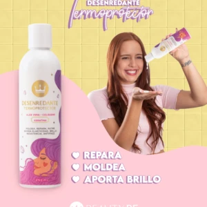 Mujer sonríe aplicando Desenredante Termoprotector Capilar en su mano.